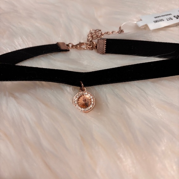 BNWT Le Chateau Elegant Black Choker Necklace with Gold Pendant - Picture 2 of 4